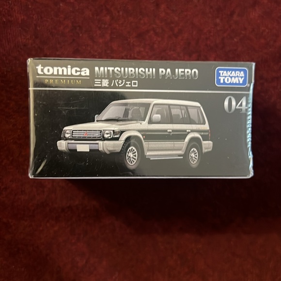 Tomica Premium No. 04 Mitsubishi Pajero - Picture 2 of 3